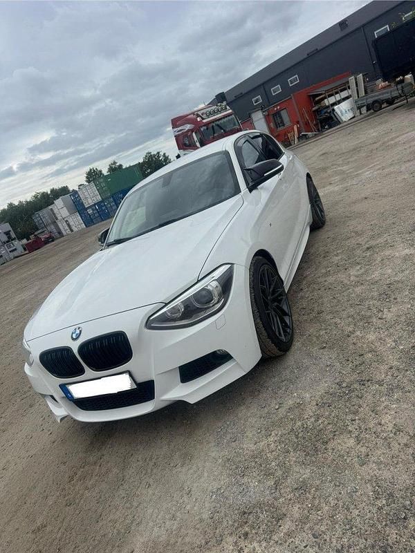 Vit Begagnad 2014 BMW 116 Advantage Halvkombi | 90 000 kr (Marknadspris) - Bild 1/4