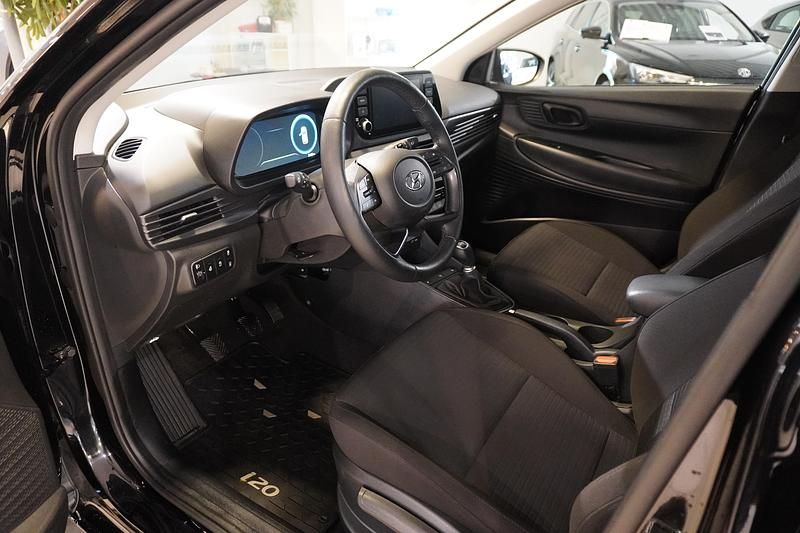Begagnad Hyundai i20 Essential 84 HK (61 kW) 2022 Svart Halvkombi