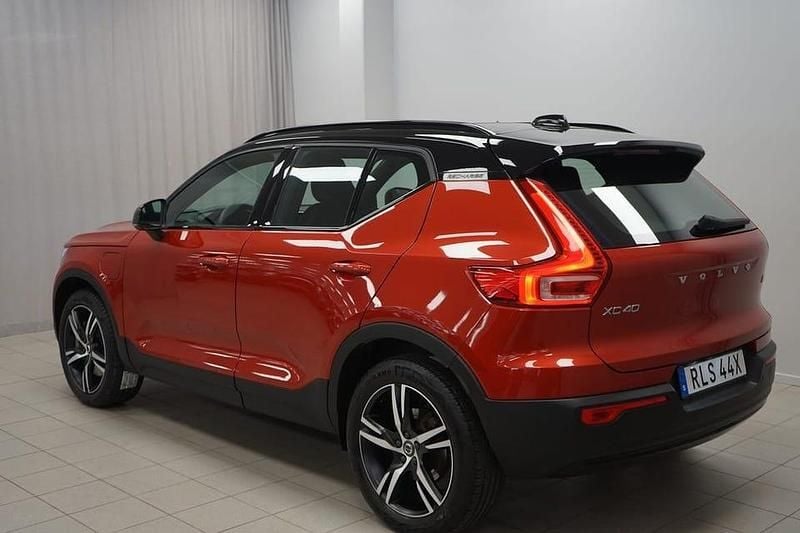 Begagnad Volvo XC40 R-Design 214 HK (157 kW) 2021 Röd SUV