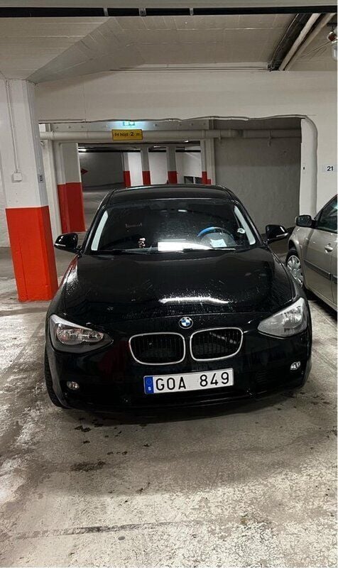 Svart Begagnad 2012 BMW 118 Halvkombi | 95 000 kr (Marknadspris) - Bild 1/4