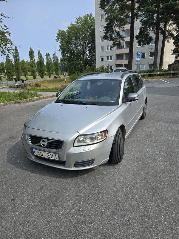 Grå Begagnad 2011 Volvo V50 Kombi | 41 500 kr (Marknadspris) - Bild 1/4