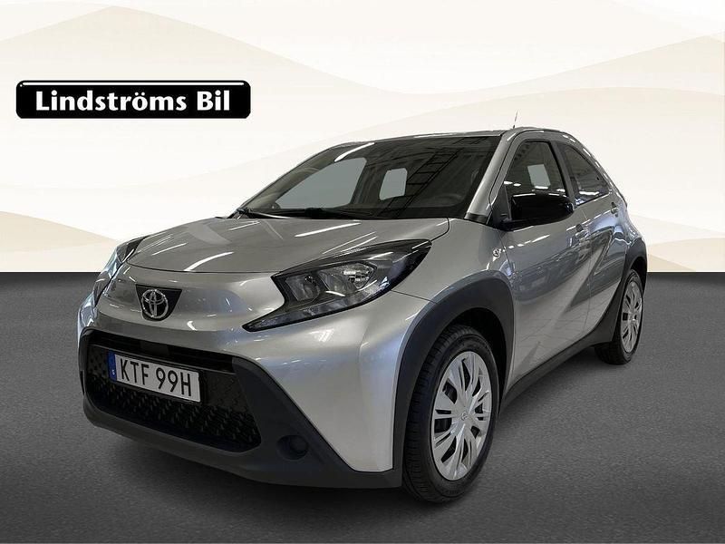 Silver Begagnad 2022 Toyota Aygo Play Halvkombi | 155 000 kr (Bra pris) - Bild 1/3