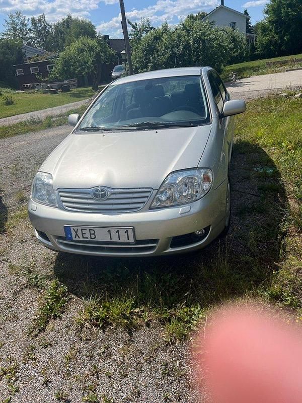 Silver (silvermrtallic) Begagnad 2006 Toyota Corolla Sedan | 52 500 kr (Marknadspris) - Bild 1/4