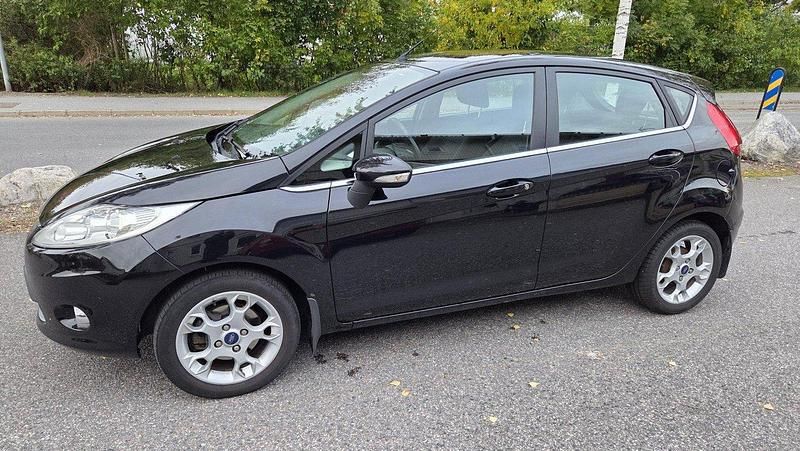 Svart Begagnad 2012 Ford Fiesta Titanium Halvkombi | 43 000 kr (Marknadspris) - Bild 1/4