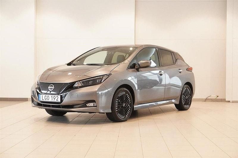 Grå Begagnad 2022 Nissan Leaf Tekna Halvkombi | 184 900 kr (Marknadspris) - Bild 1/4