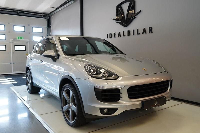 Rhodium silver metallic Begagnad 2016 Porsche Cayenne SUV | 359 900 kr (Lite dyr) - Bild 1/4