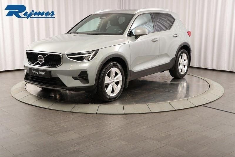 Grå Begagnad 2024 Volvo XC40 Core SUV | 359 900 kr (Marknadspris) - Bild 1/4