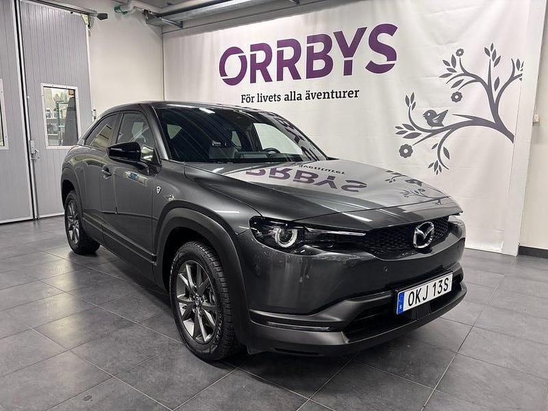 Grå Begagnad 2024 Mazda MX30 SUV | 299 500 kr (Marknadspris) - Bild 1/4