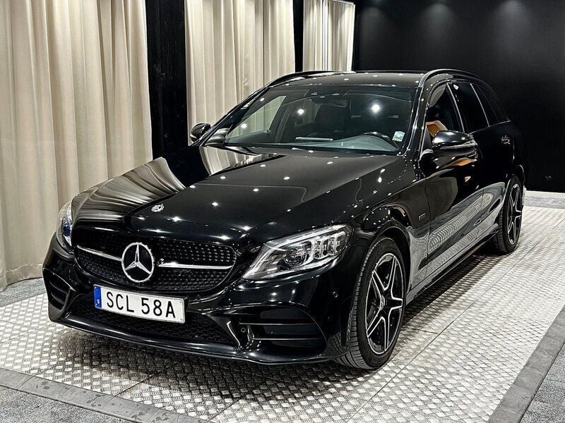 Svart Begagnad 2021 Mercedes C300e AMG line Kombi | 259 900 kr - Bild 1/4