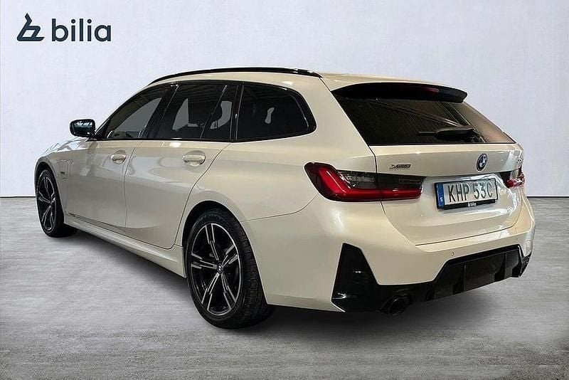 Begagnad BMW 330e M Sport 184 HK (135 kW) 2022 Vit Kombi