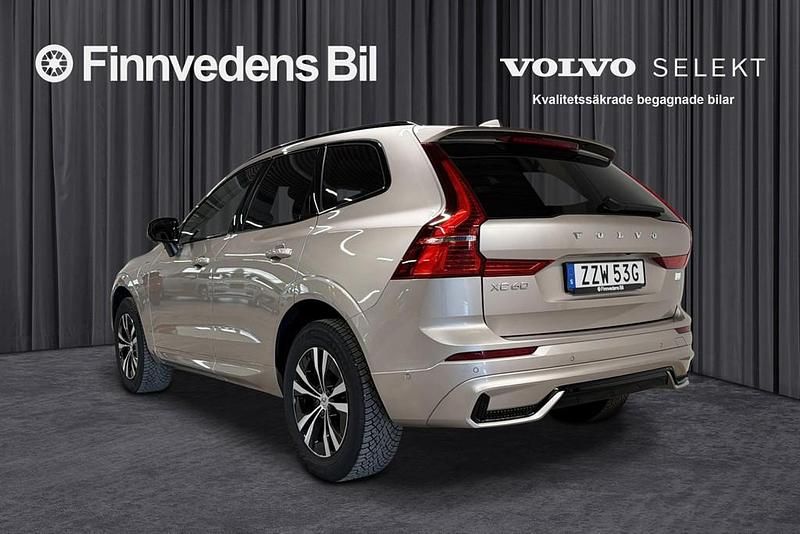 Begagnad Volvo XC60 Plus 355 HK (261 kW) 2024 Ljusgrå SUV