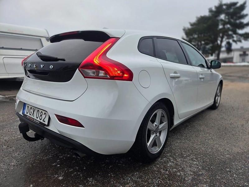 Begagnad Volvo V40 Kinetic 120 HK (88 kW) 2014 Vit Halvkombi