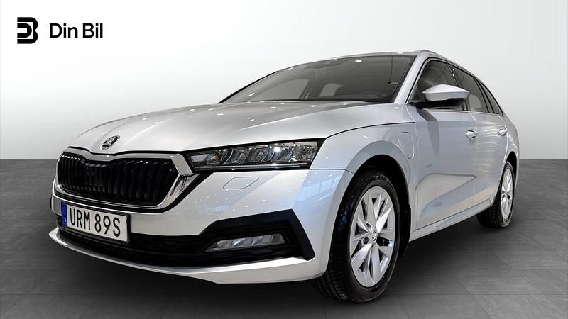 Grå Begagnad 2024 Skoda Octavia Kombi | 329 900 kr (Marknadspris) - Bild 1/4