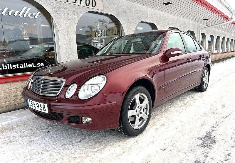 Mörkröd Begagnad 2002 Mercedes E220 Classic Sedan | 49 900 kr - Bild 1/4
