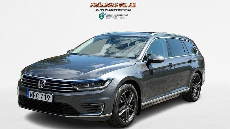 Mörkgrå Begagnad 2016 VW Passat GTE Kombi | 144 900 kr (Bra pris) - Bild 1/4