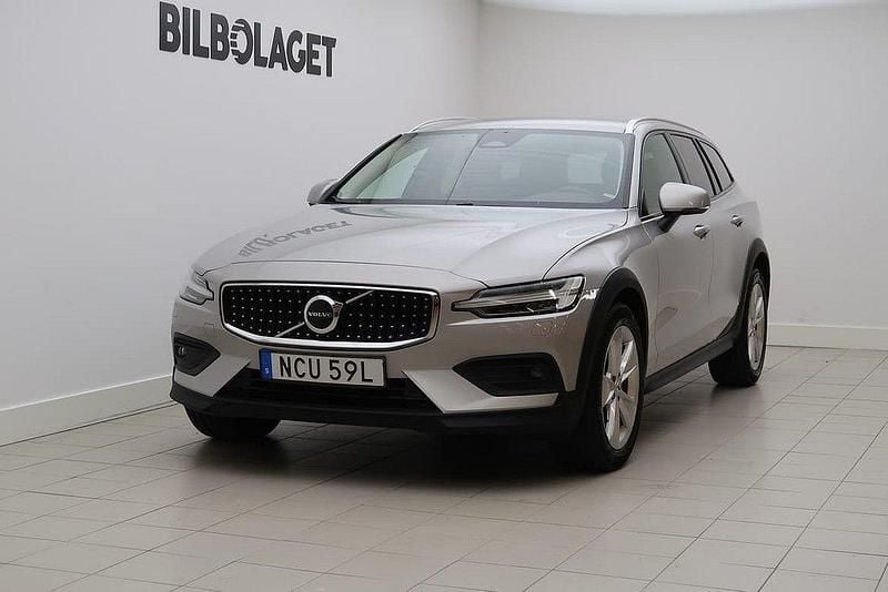 Silver Begagnad 2024 Volvo V60 CC Core Kombi | 404 800 kr (Marknadspris) - Bild 1/4
