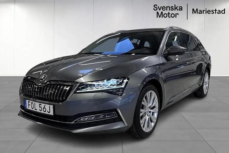 Grå Begagnad 2022 Skoda Superb Style Kombi | 289 200 kr (Marknadspris) - Bild 1/4