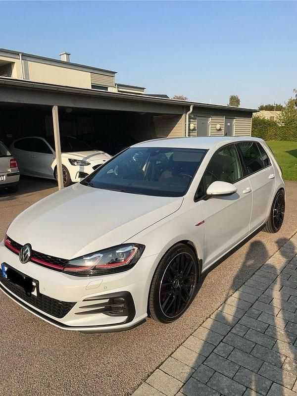 Grå Begagnad 2018 VW Golf VII GTI Halvkombi | 240 000 kr (Marknadspris) - Bild 1/4