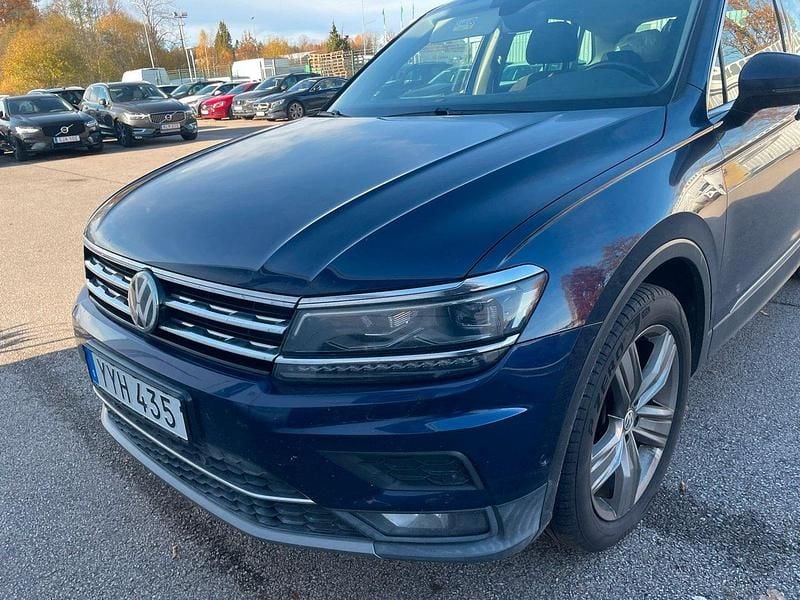 Mörkblå (blå metallic) Begagnad 2018 VW Tiguan Executive SUV | 219 000 kr (Marknadspris) - Bild 1/2