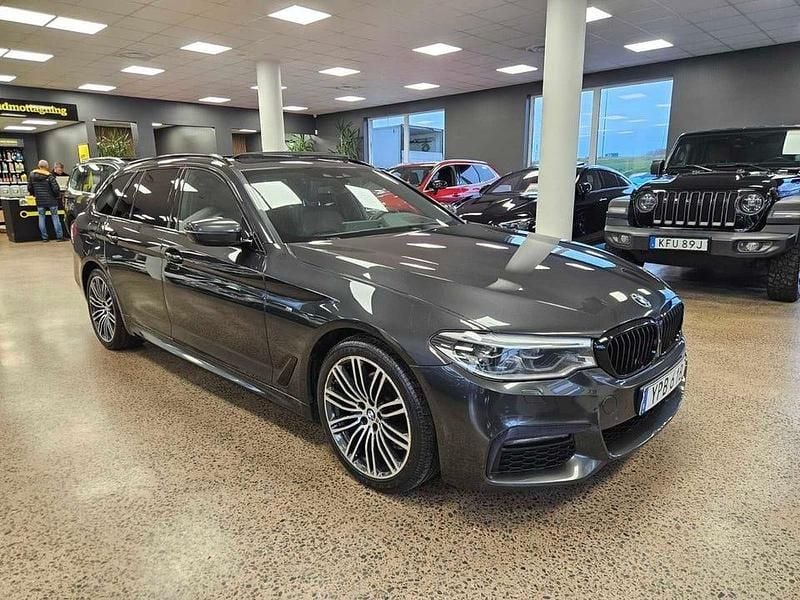 Grå Begagnad 2019 BMW 520 M Sport Kombi | 239 900 kr (Bra pris) - Bild 1/4