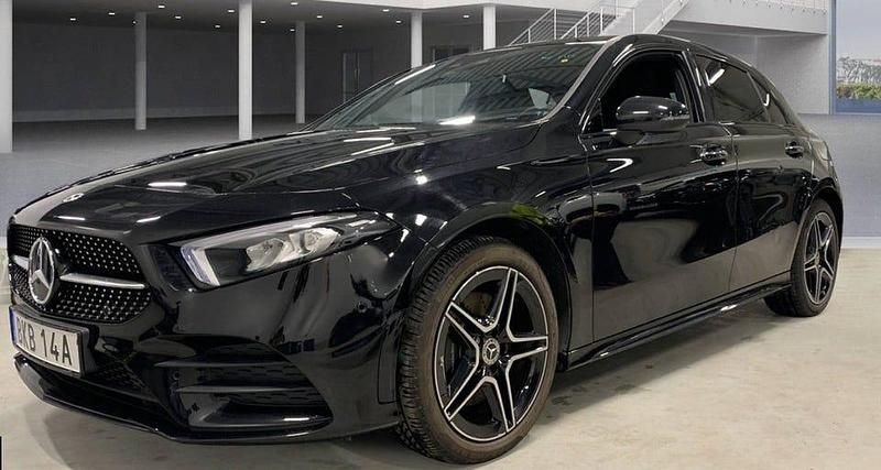 Kosmossvart metallic Begagnad 2022 Mercedes A250 Halvkombi | 299 000 kr (Marknadspris) - Bild 1/4
