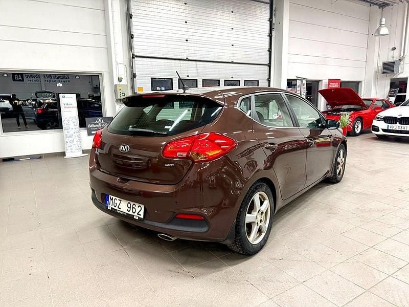 Begagnad Kia Ceed Comfort 128 HK (94 kW) 2012 Brun Halvkombi