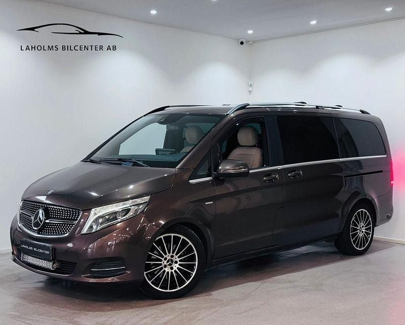 Mörkbrun (brun) Begagnad 2016 Mercedes V250 Exclusive Minibuss | 399 900 kr (Marknadspris) - Bild 1/4