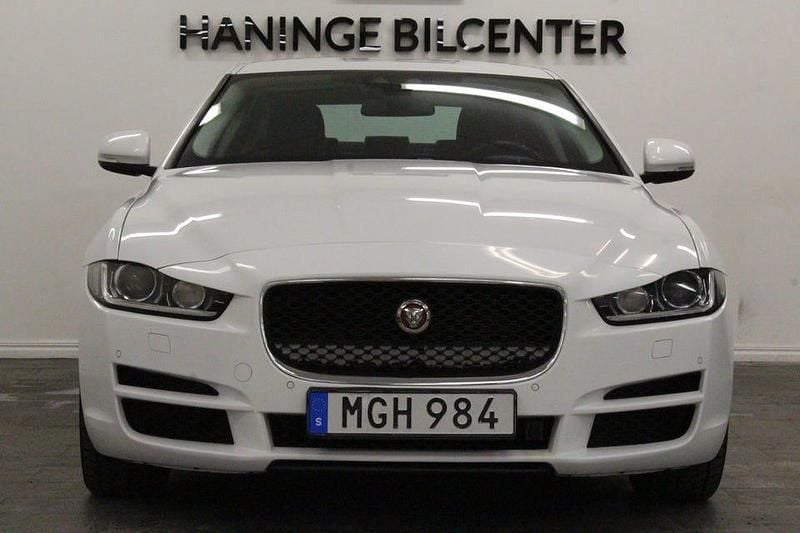 Begagnad Jaguar XE 180 HK (132 kW) 2016 Vit Sedan
