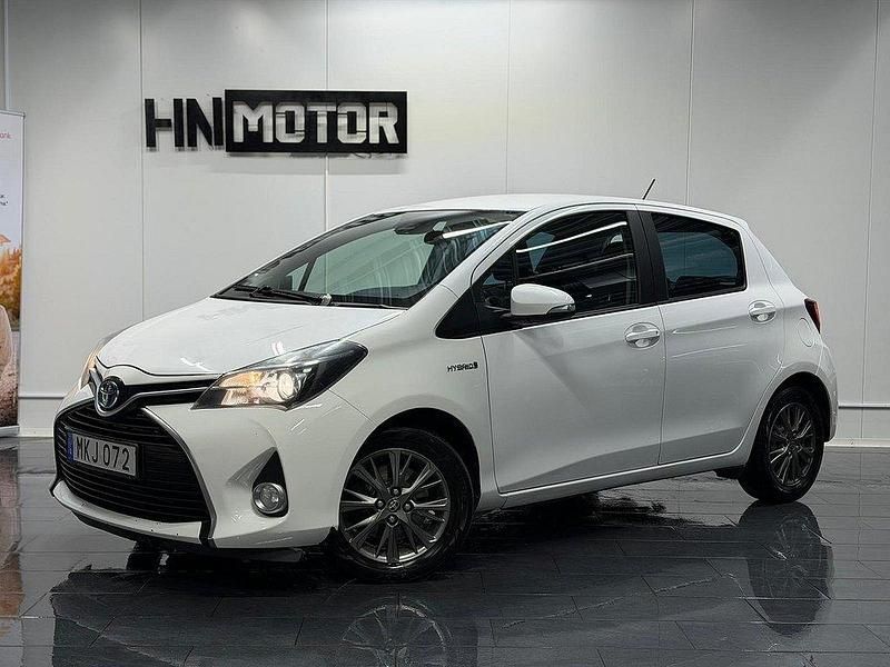 Vit Begagnad 2016 Toyota Yaris Hybrid Active Halvkombi | 84 900 kr (Marknadspris) - Bild 1/4
