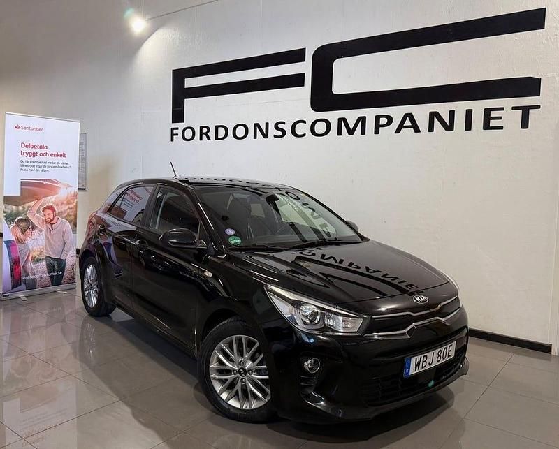 Svart Begagnad 2020 Kia Rio Advance Halvkombi | 124 900 kr (Marknadspris) - Bild 1/4