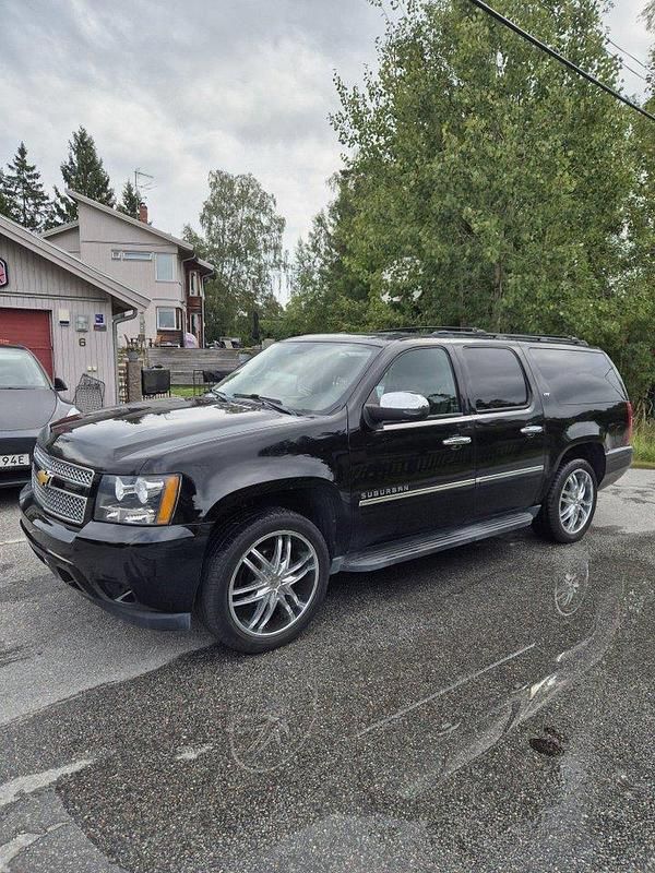 Svart Begagnad 2013 Chevrolet Suburban SUV | 225 000 kr - Bild 1/4