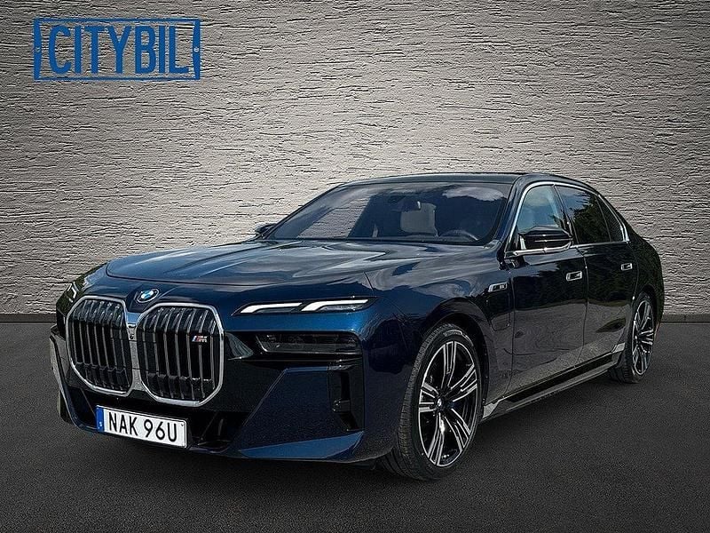 Blå Begagnad 2023 BMW M760e Exclusive Sedan | 1 179 000 kr - Bild 1/4