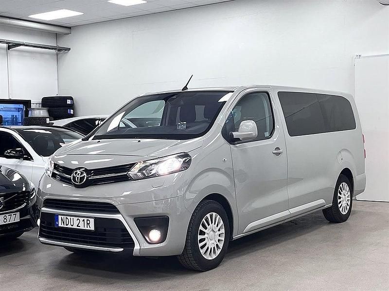 Ljusbrun Begagnad 2019 Toyota Proace Verso Kombi | 269 900 kr (Marknadspris) - Bild 1/4