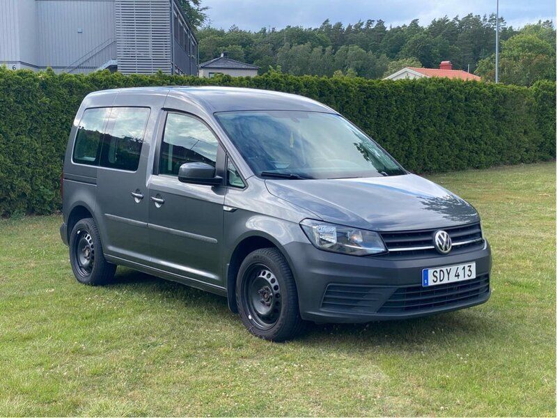 Grå Begagnad 2017 VW Caddy Minibuss | 118 000 kr (Lite dyr) - Bild 1/4