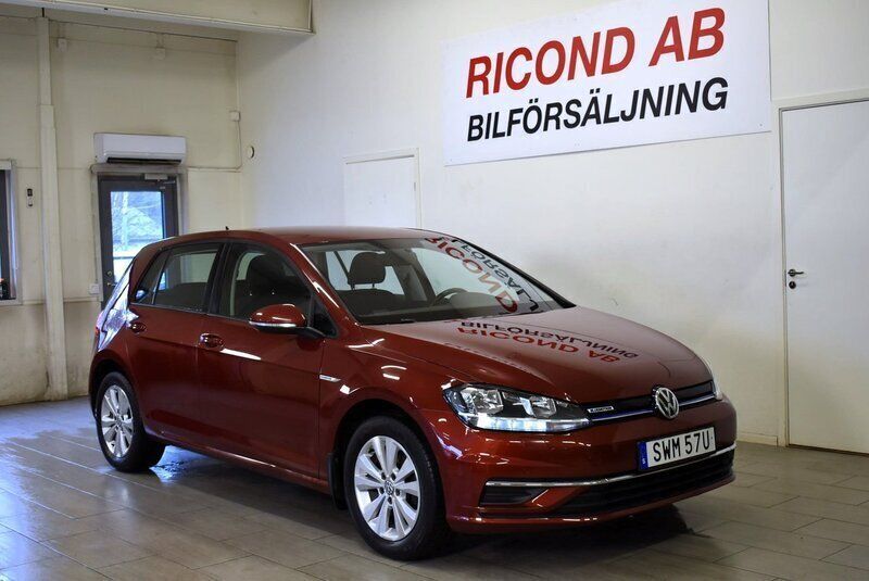 Mörkröd Begagnad 2019 VW Golf VII Halvkombi | 169 900 kr (Marknadspris) - Bild 1/4