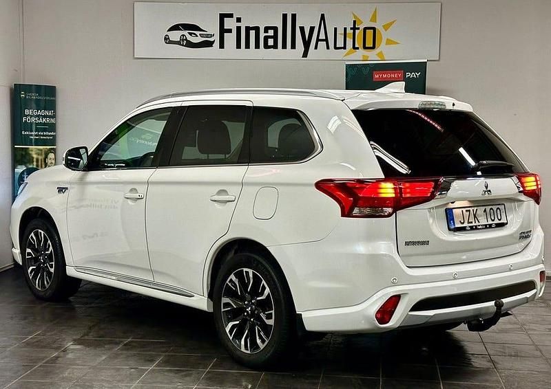 Begagnad Mitsubishi Outlander 203 HK (149 kW) 2016 Pärlemovit SUV