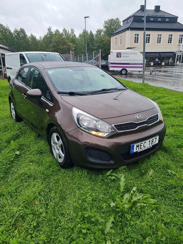 Begagnad Kia Rio 84 HK (61 kW) 2011 Brun Halvkombi