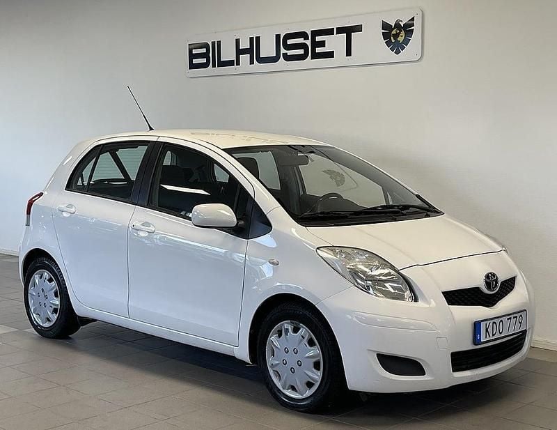 Vit Begagnad 2009 Toyota Yaris Halvkombi | 64 900 kr (Marknadspris) - Bild 1/4