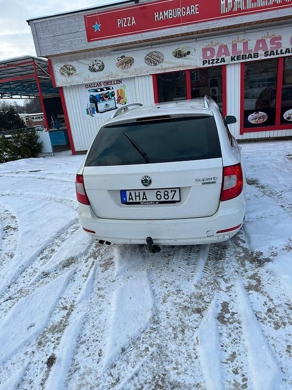 Begagnad Skoda Superb 105 HK (77 kW) 2011 Kombi