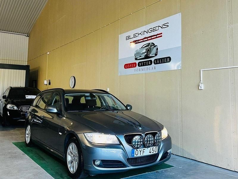 Grå Begagnad 2011 BMW 318 Comfort Edition Kombi | 79 900 kr (Bra pris) - Bild 1/4