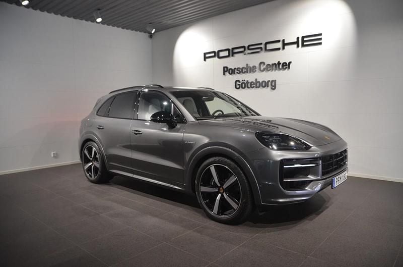 Mörkgrå (grey) Begagnad 2025 Porsche Cayenne SUV | 1 439 000 kr - Bild 1/4