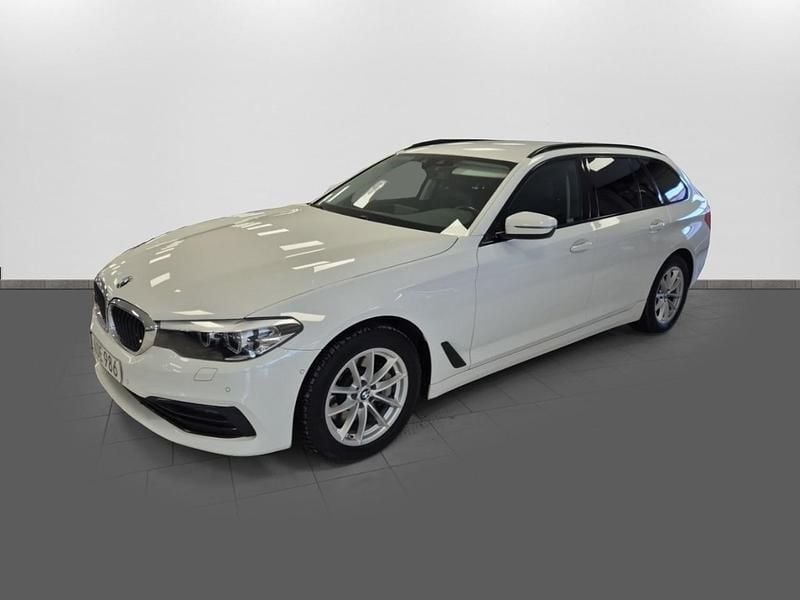 Vit Begagnad 2018 BMW 530 Shadowline Kombi | 289 000 kr (Marknadspris) - Bild 1/4