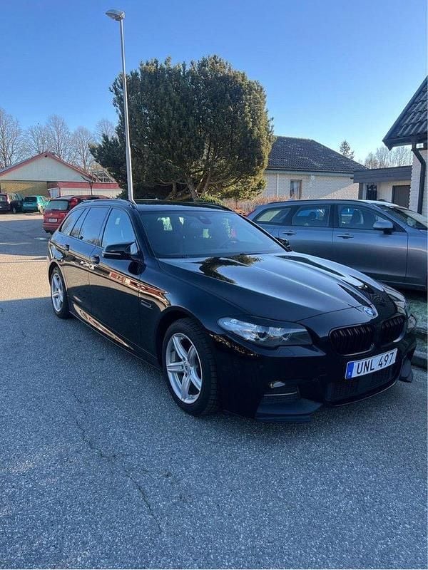 Svart Begagnad 2016 BMW 520 M Sport Kombi | 185 000 kr (Marknadspris) - Bild 1/4