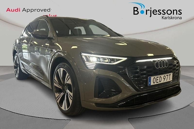 Grå Begagnad 2023 Audi Q8 e-tron S-Line SUV | 749 000 kr (Marknadspris) - Bild 1/4
