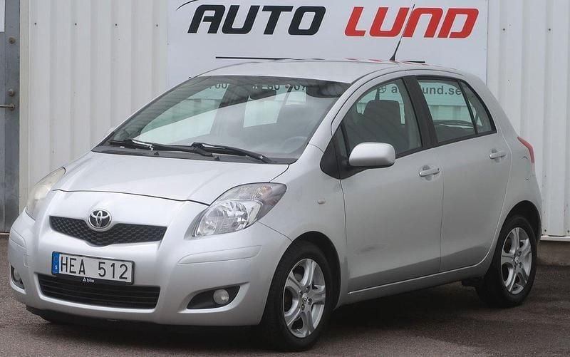 Silver (silvermetallic) Begagnad 2010 Toyota Yaris Halvkombi | 52 000 kr (Lite dyr) - Bild 1/4
