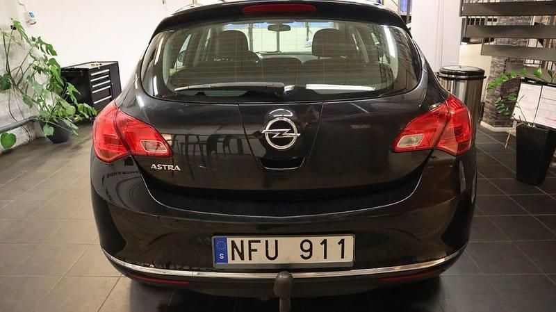 Begagnad Opel Astra Enjoy 116 HK (85 kW) 2012 Svart Halvkombi
