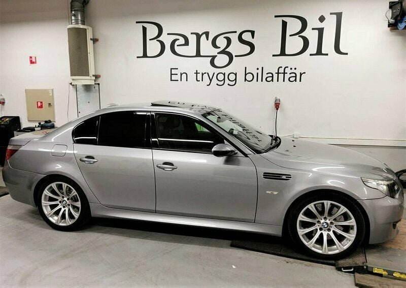 Ljusgrå Begagnad 2005 BMW M5 Sedan | 239 999 kr - Bild 1/4