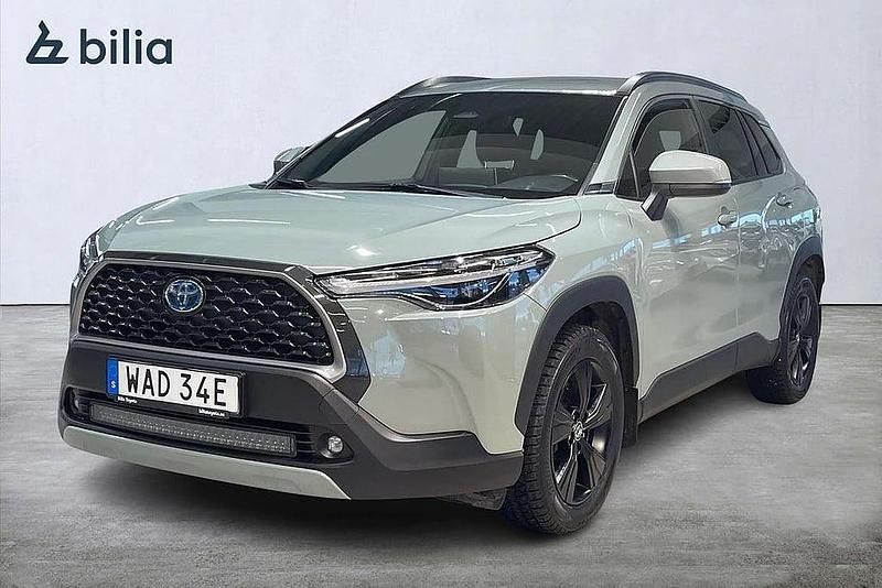 Grön Begagnad 2022 Toyota Corolla Cross Style SUV | 339 900 kr (Marknadspris) - Bild 1/3