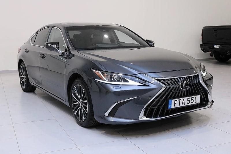 Grå Begagnad 2023 Lexus ES300H Limited Edition Sedan | 319 900 kr - Bild 1/4