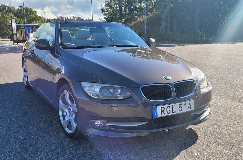 Grå Begagnad 2010 BMW 320 Cabriolet Comfort Edition Cab | 135 000 kr (Superpris) - Bild 1/4